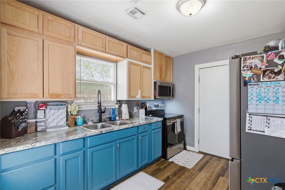 2011 E Crestwood Drive