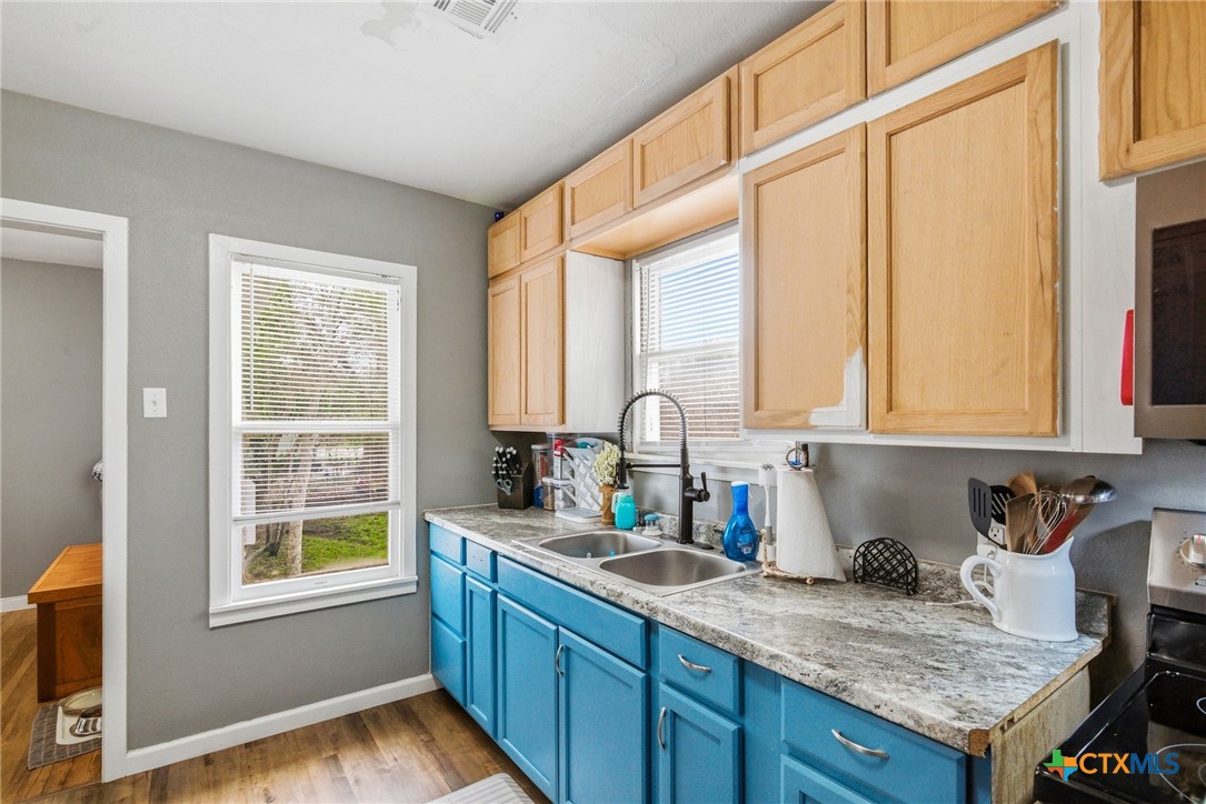 2011 E Crestwood Drive