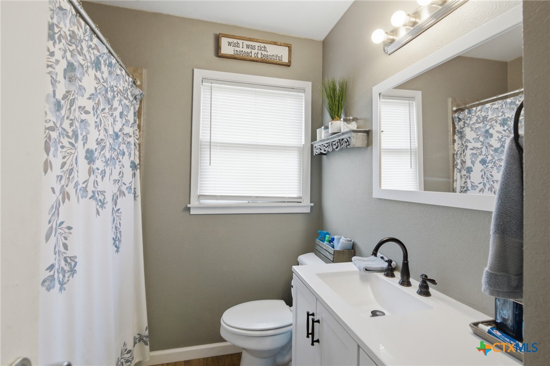 2011 E Crestwood Drive