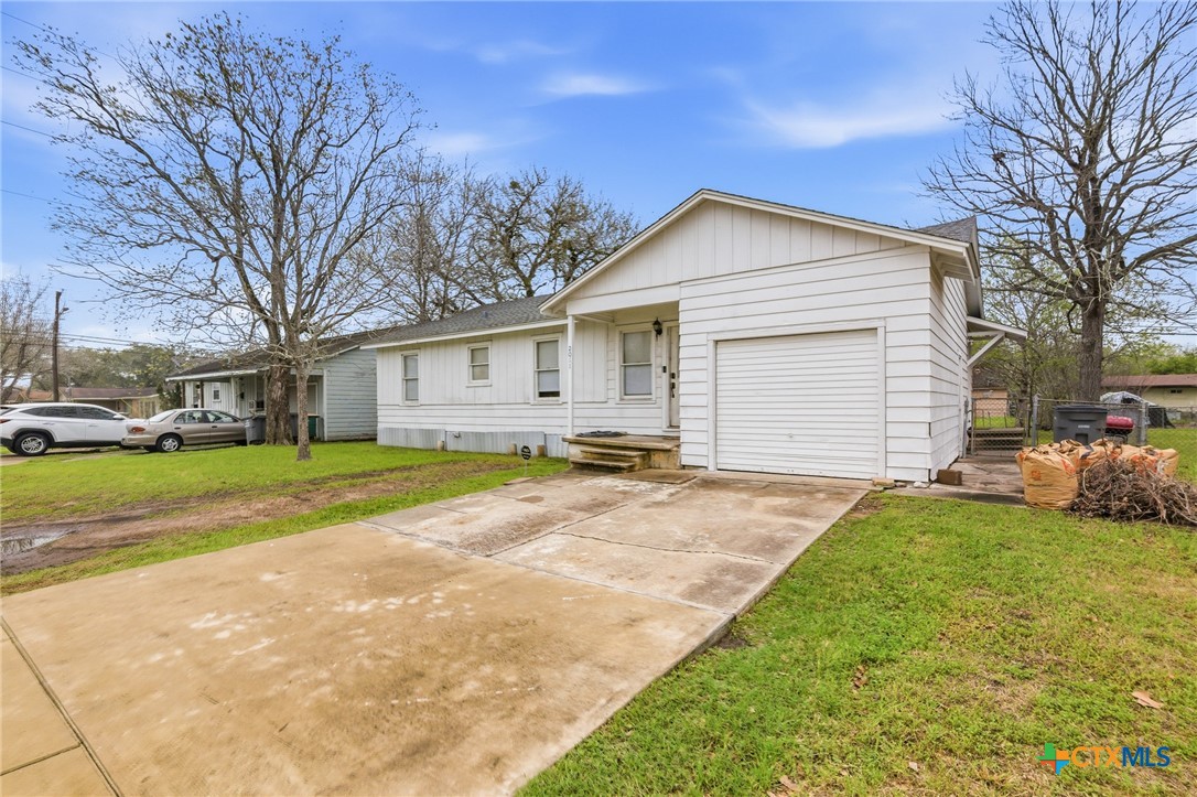 2011 E Crestwood Drive