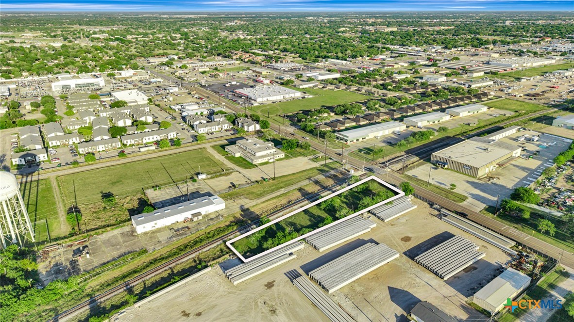 102 W Mockingbird Lane