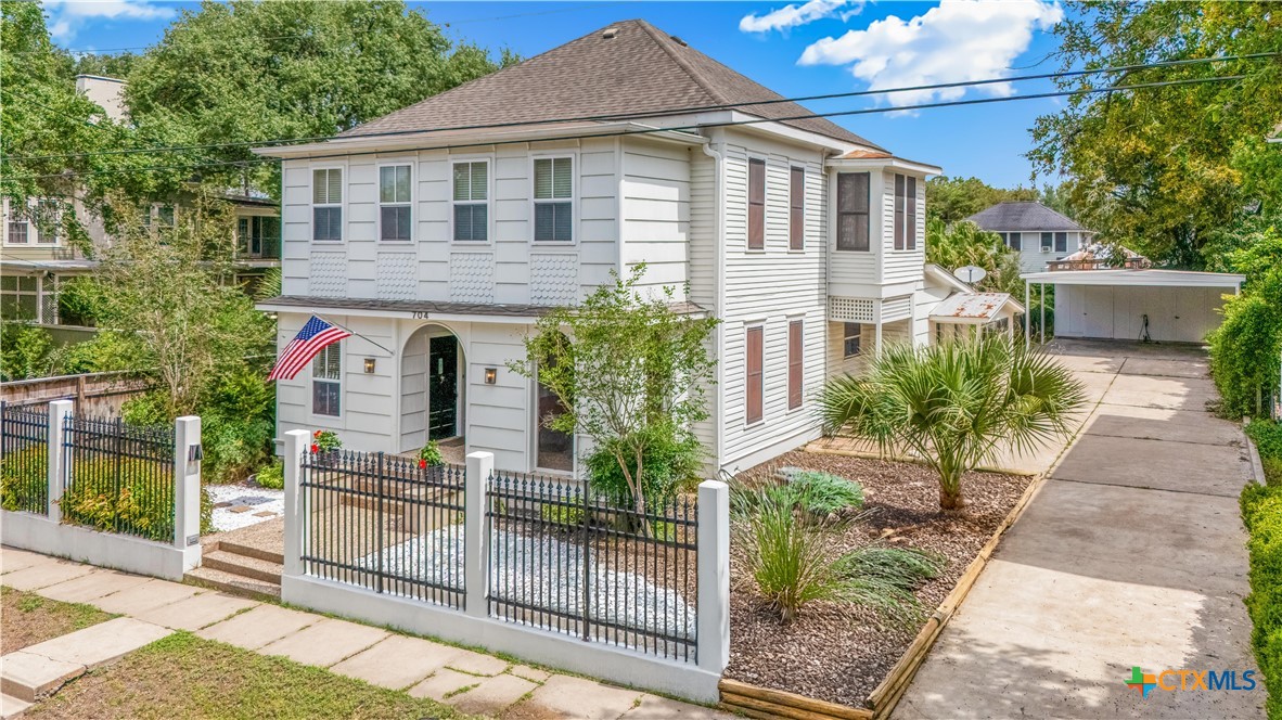 704 W Commercial Street