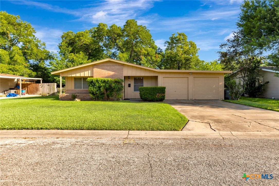 2105 E Mistletoe Avenue