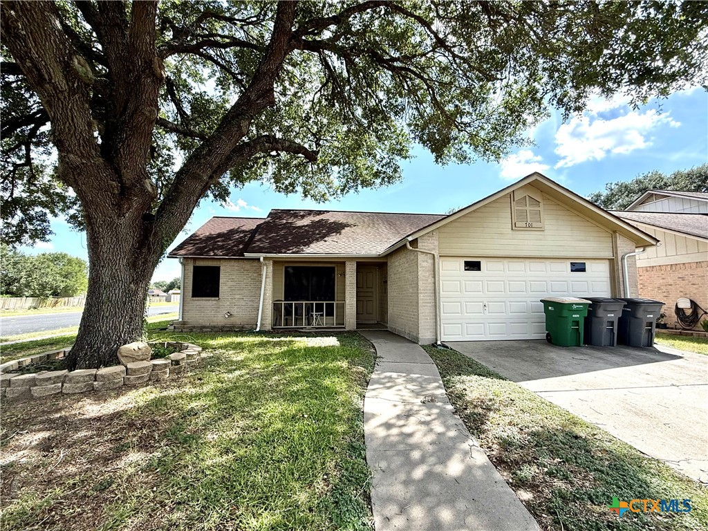 701 Queenswood Trail
