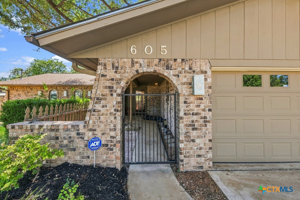 605 Ridgecrest