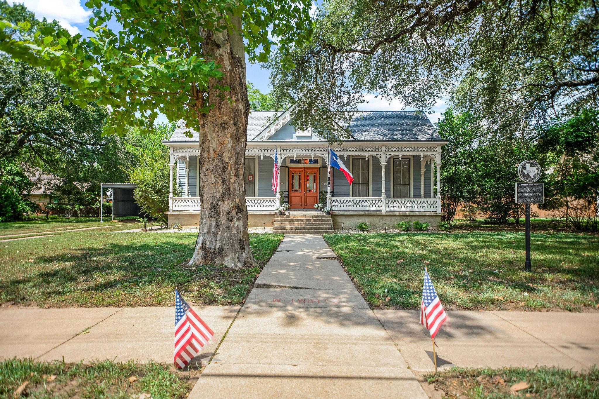 1216 Live Oak Street