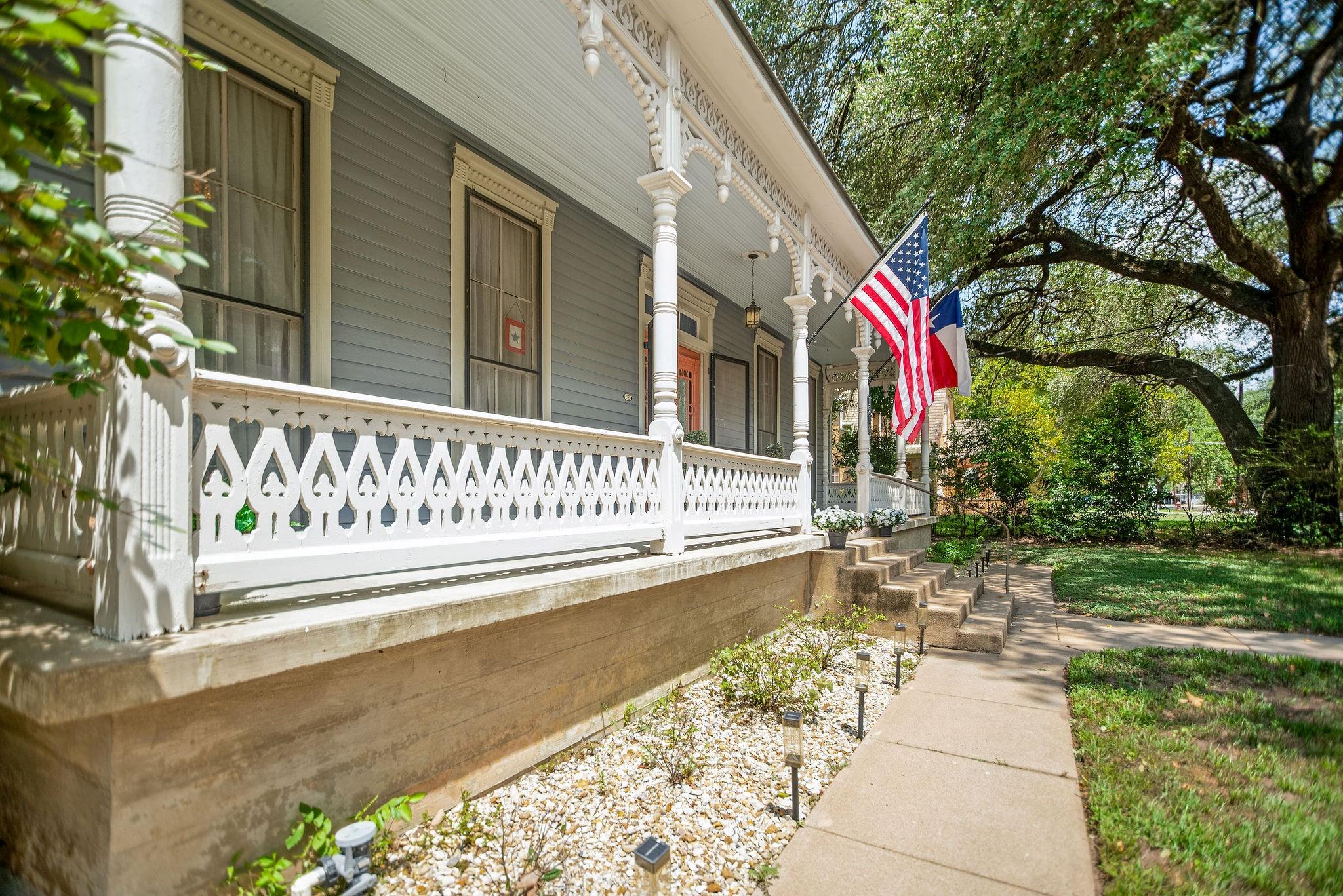 1216 Live Oak Street