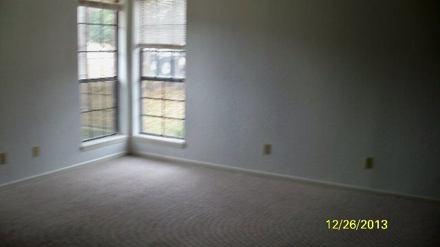 203 Lakeway Dr