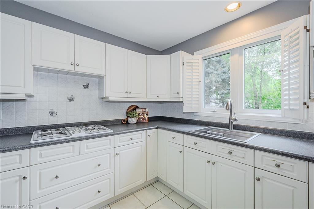 2 Oakridge Crescent