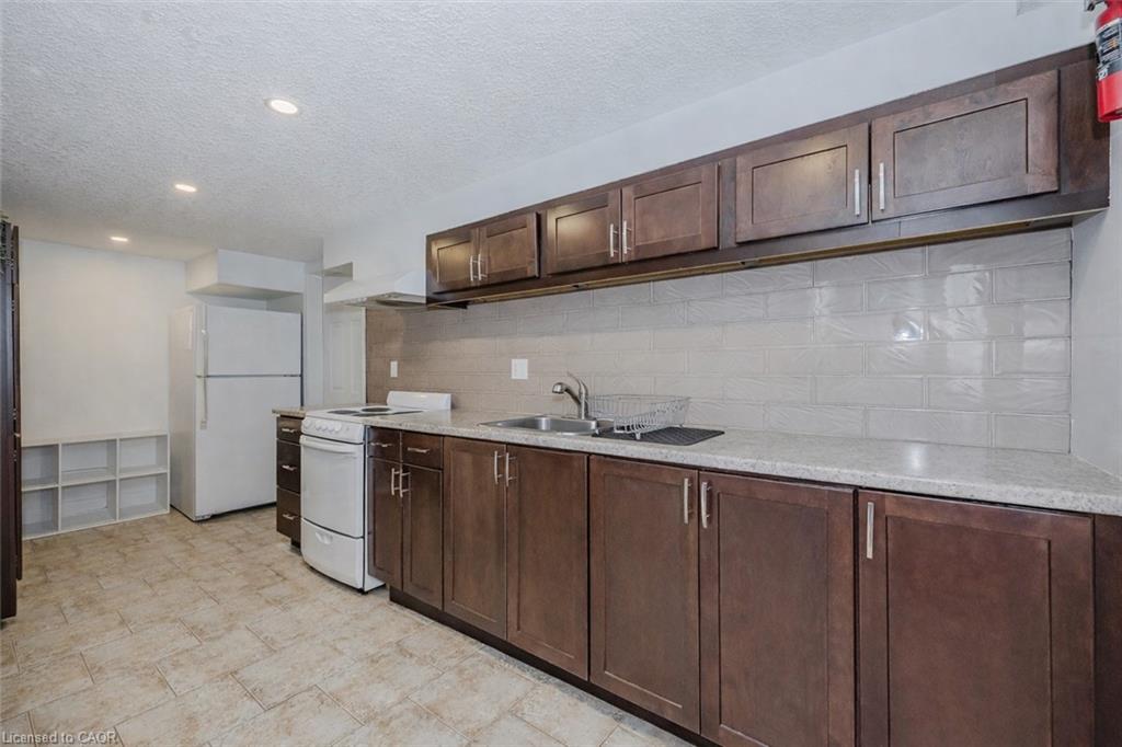 2 Oakridge Crescent