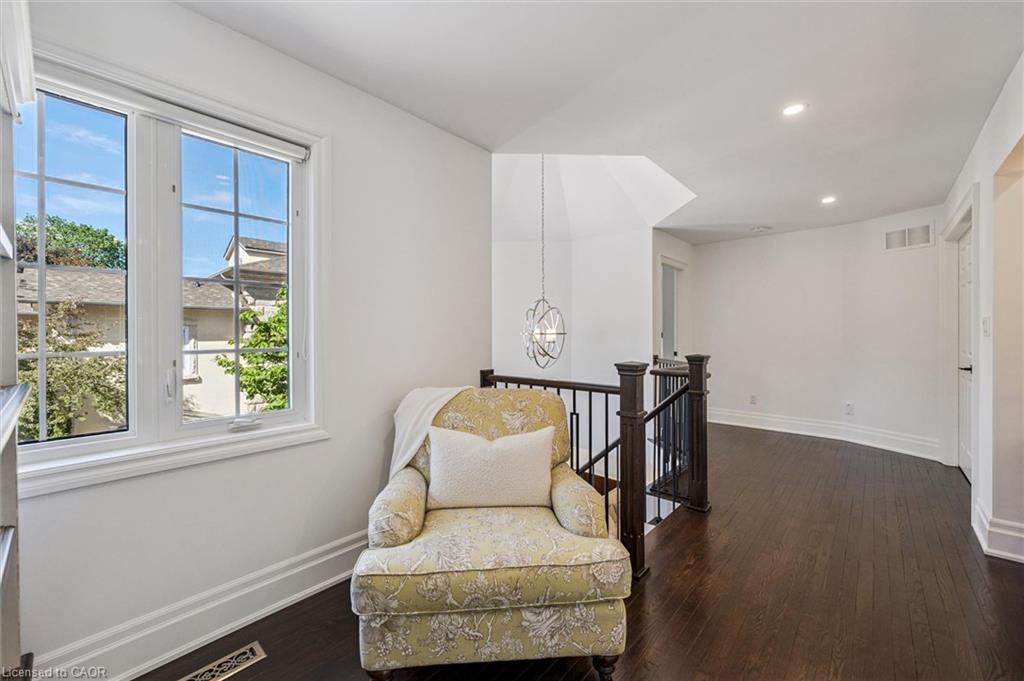 11-25 Manor Park Crescent Unit: 11