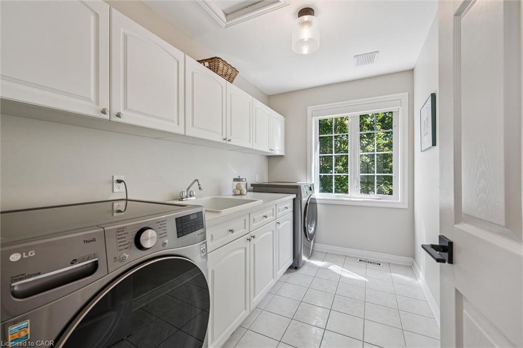 11-25 Manor Park Crescent Unit: 11