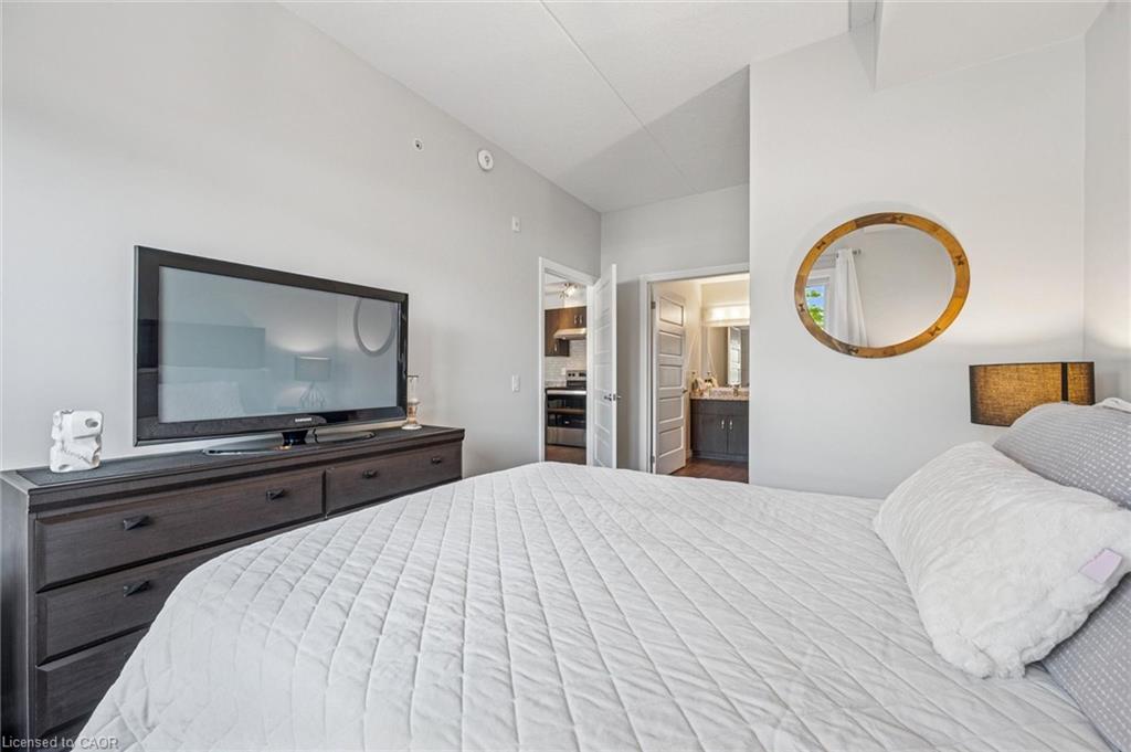 121-35 Kingsbury Square Unit: 121