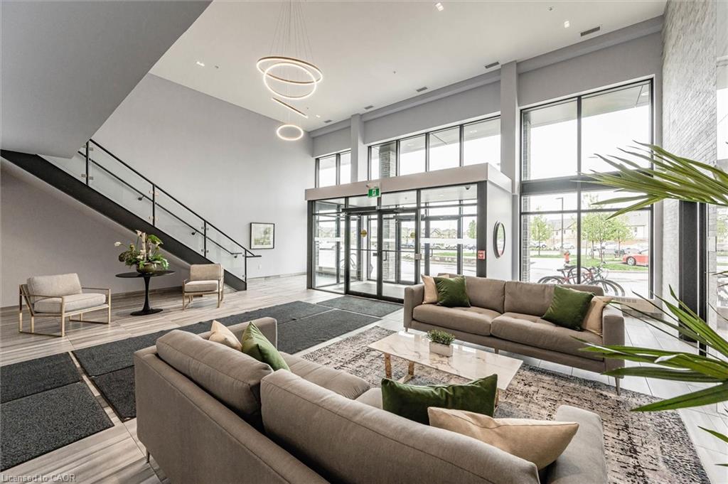 121-35 Kingsbury Square Unit: 121