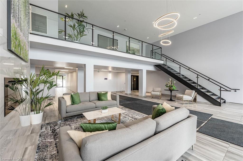 121-35 Kingsbury Square Unit: 121