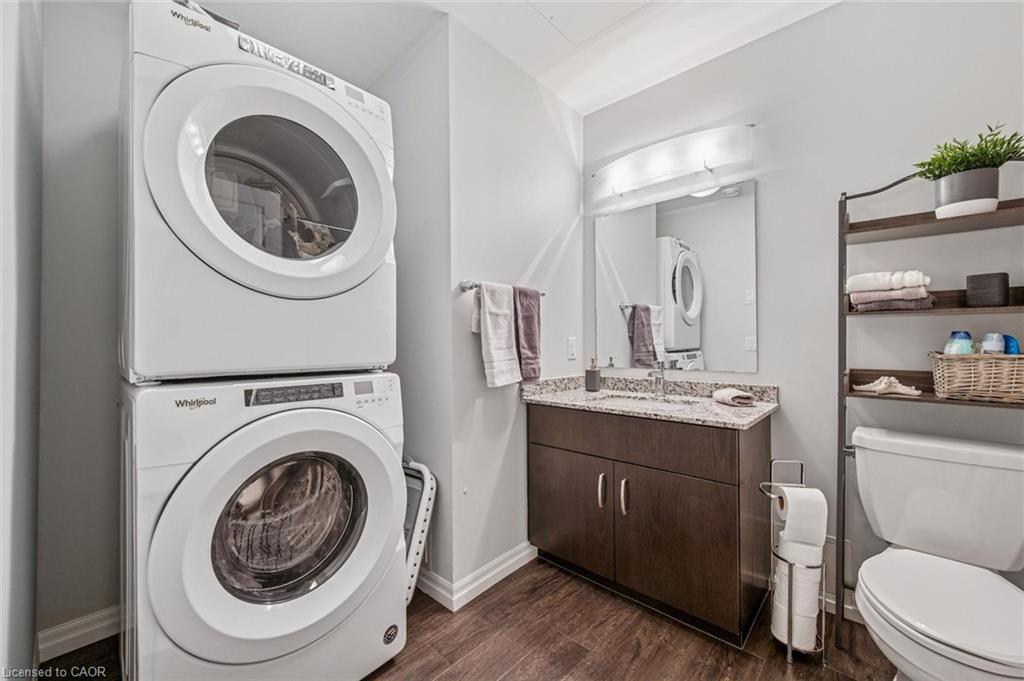 121-35 Kingsbury Square Unit: 121