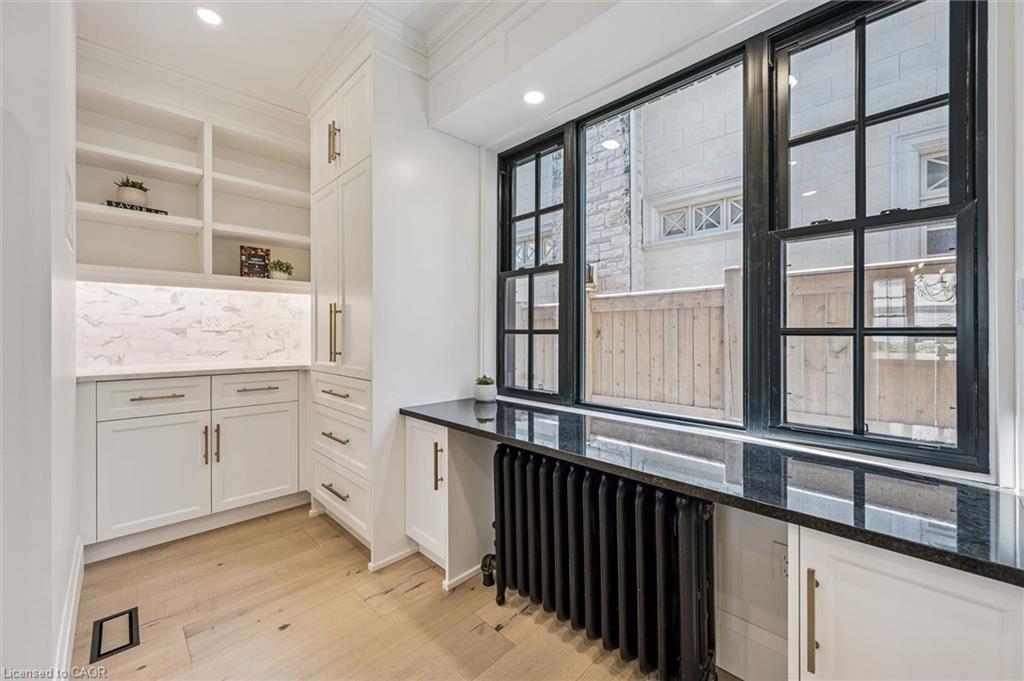 87 University Avenue W