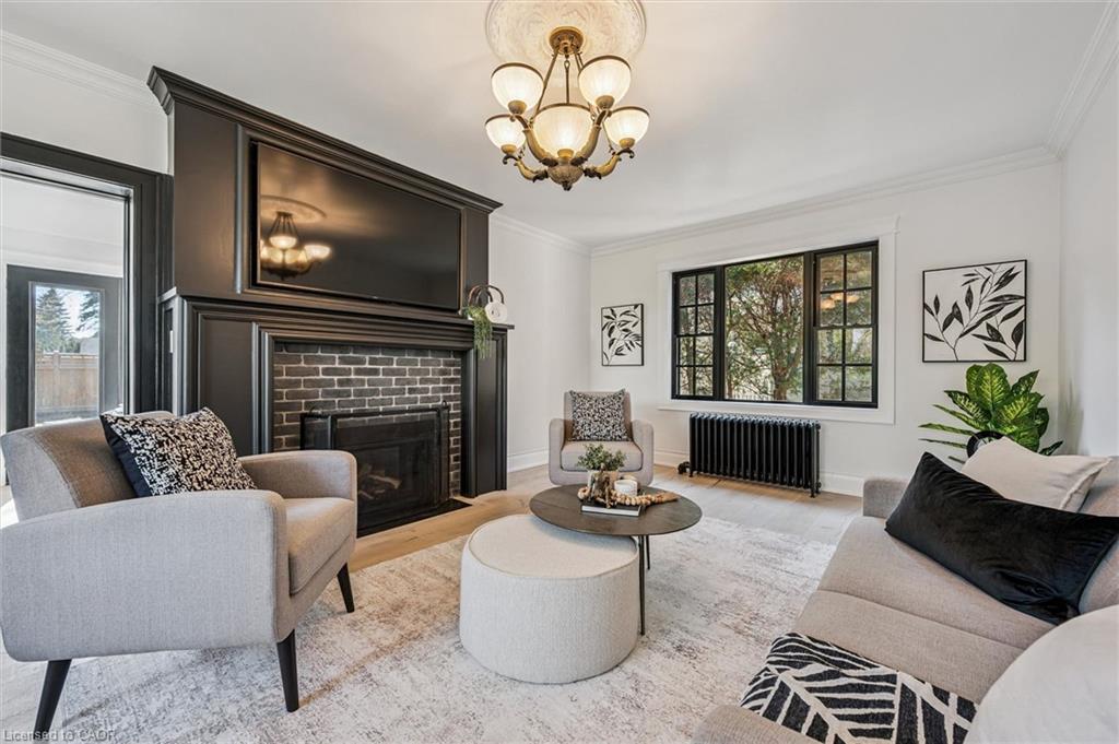 87 University Avenue W