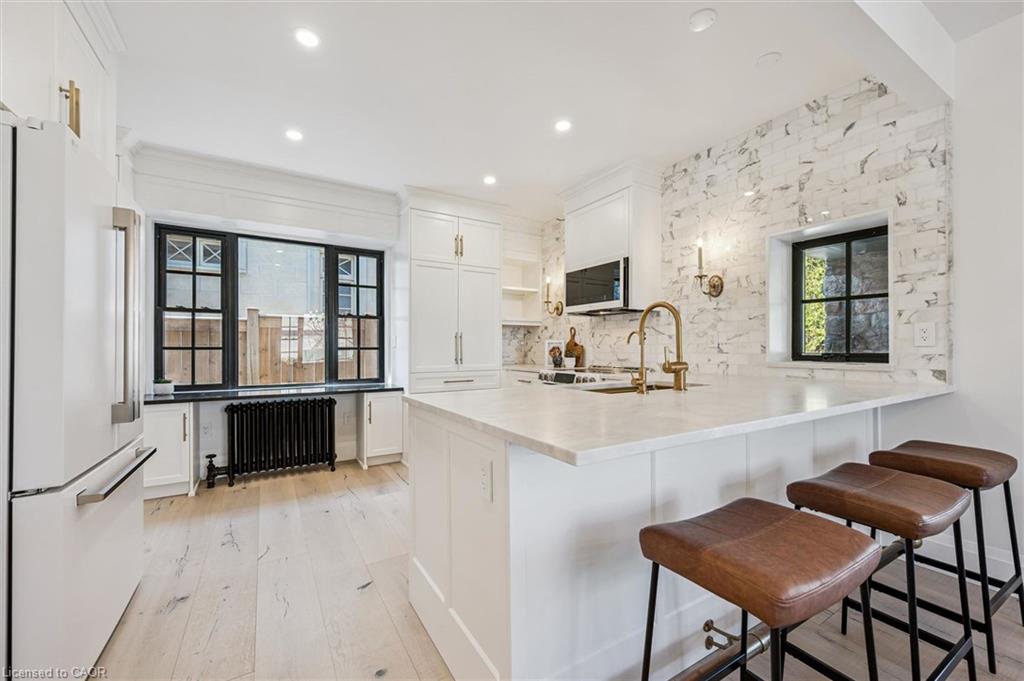 87 University Avenue W