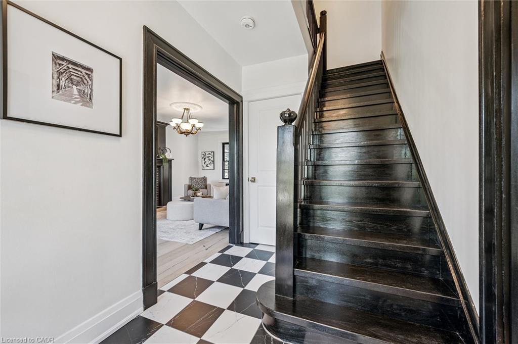 87 University Avenue W