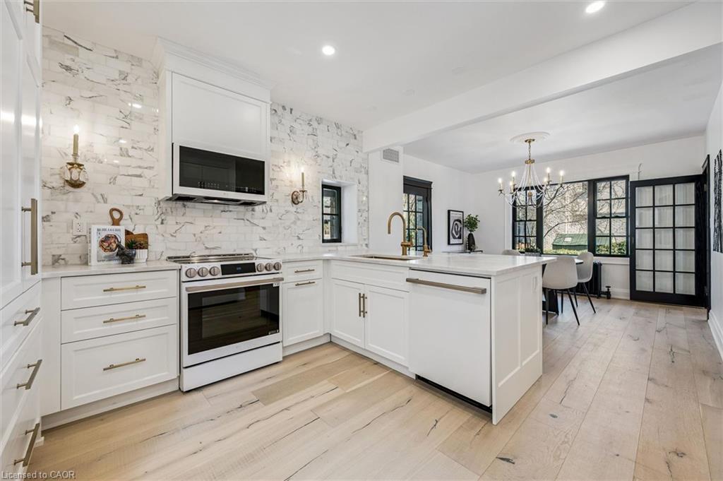 87 University Avenue W