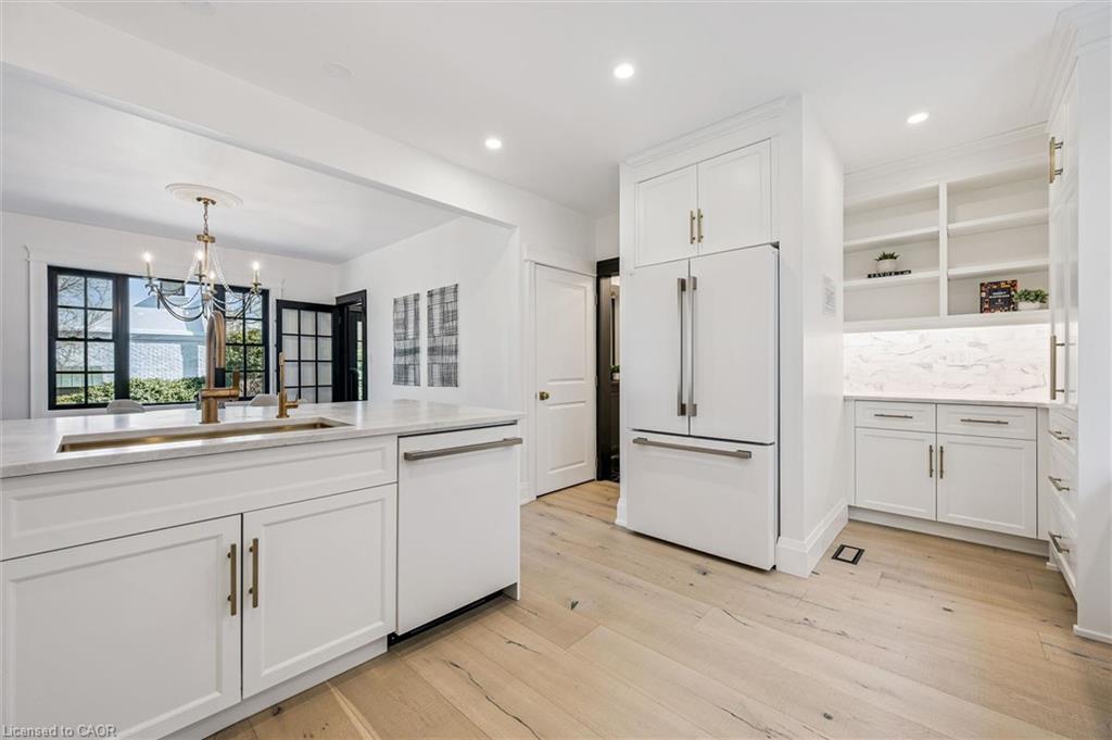 87 University Avenue W