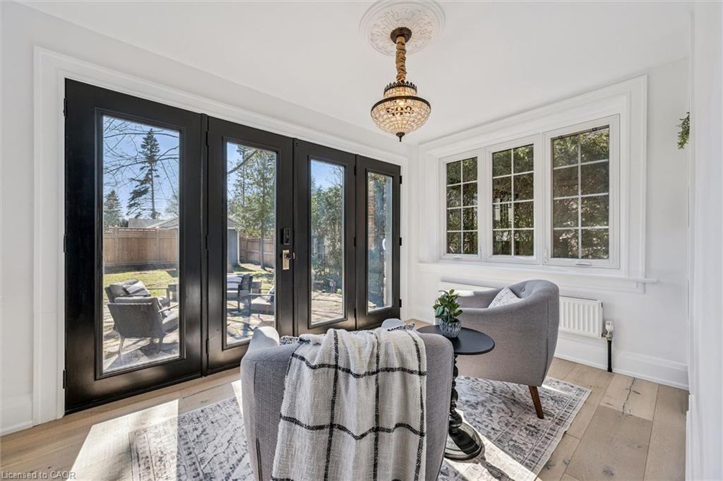 87 University Avenue W