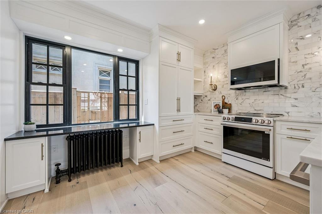 87 University Avenue W