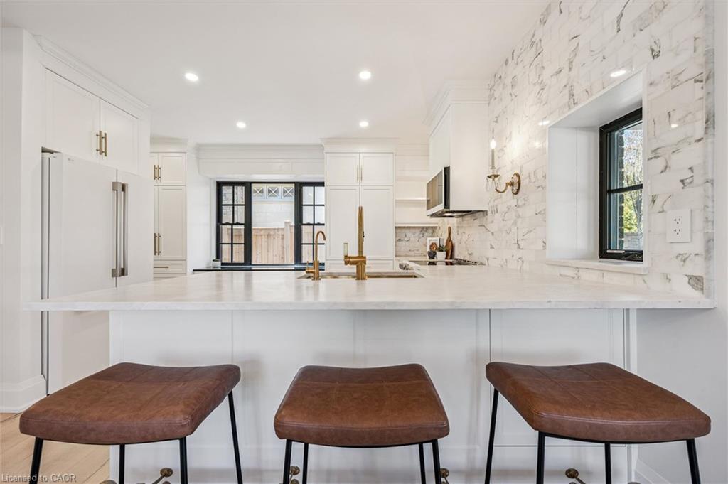 87 University Avenue W
