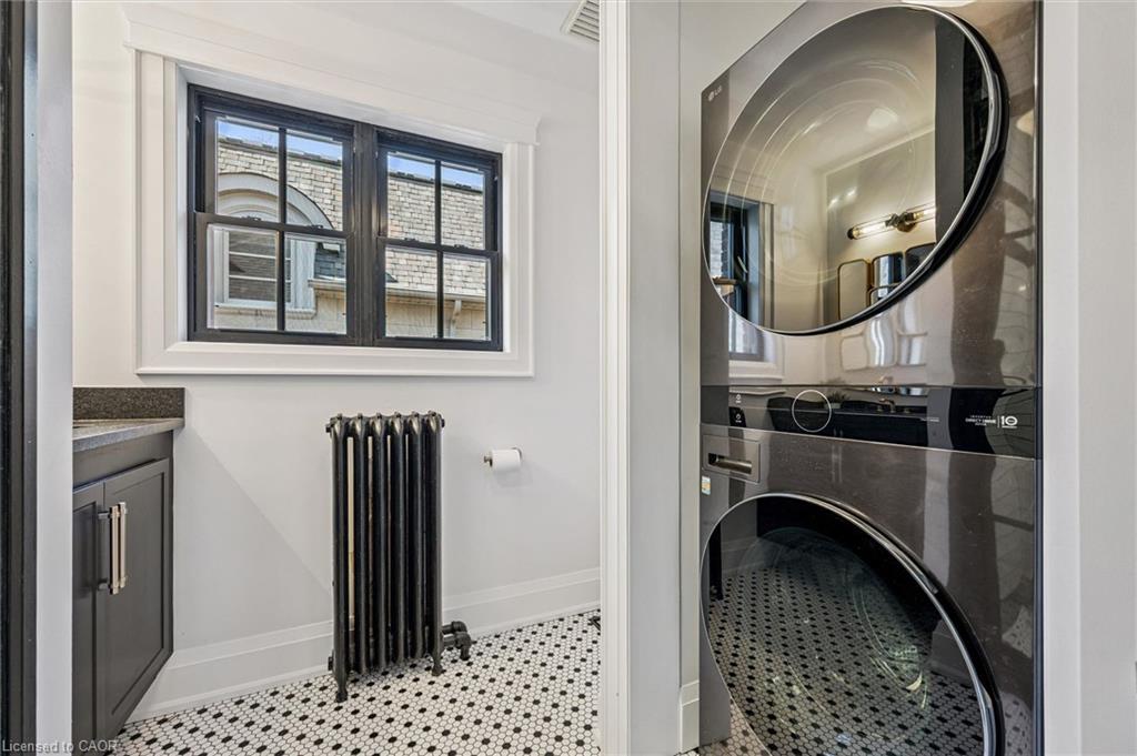 87 University Avenue W
