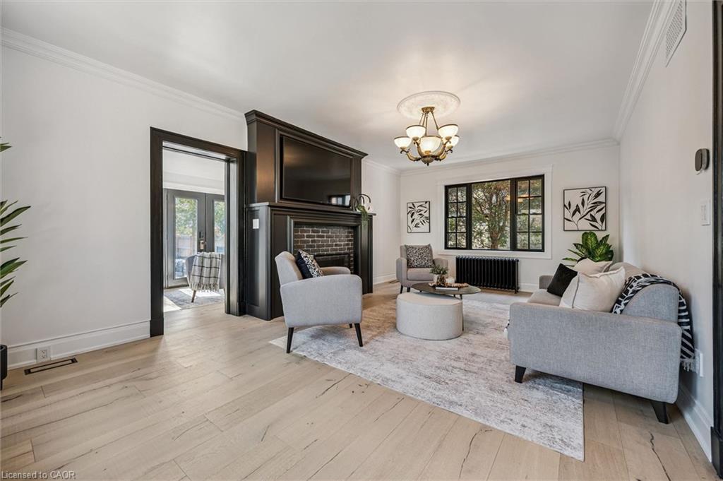 87 University Avenue W