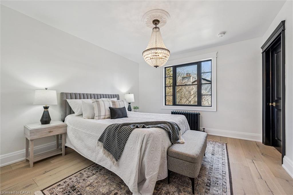 87 University Avenue W