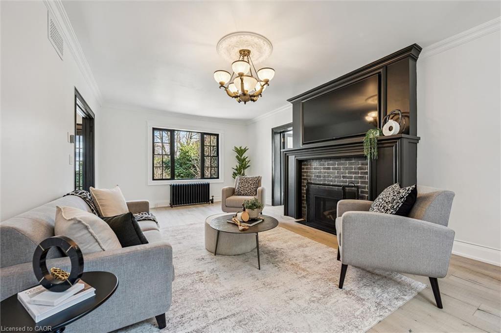 87 University Avenue W