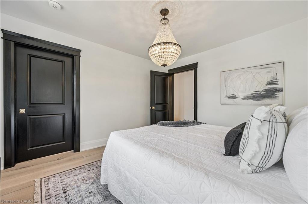 87 University Avenue W