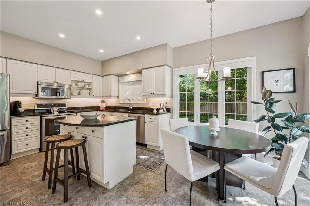 11-25 Manor Park Crescent Unit: 11