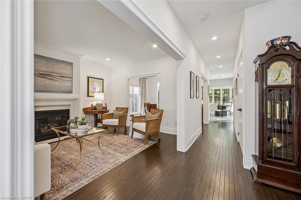 11-25 Manor Park Crescent Unit: 11