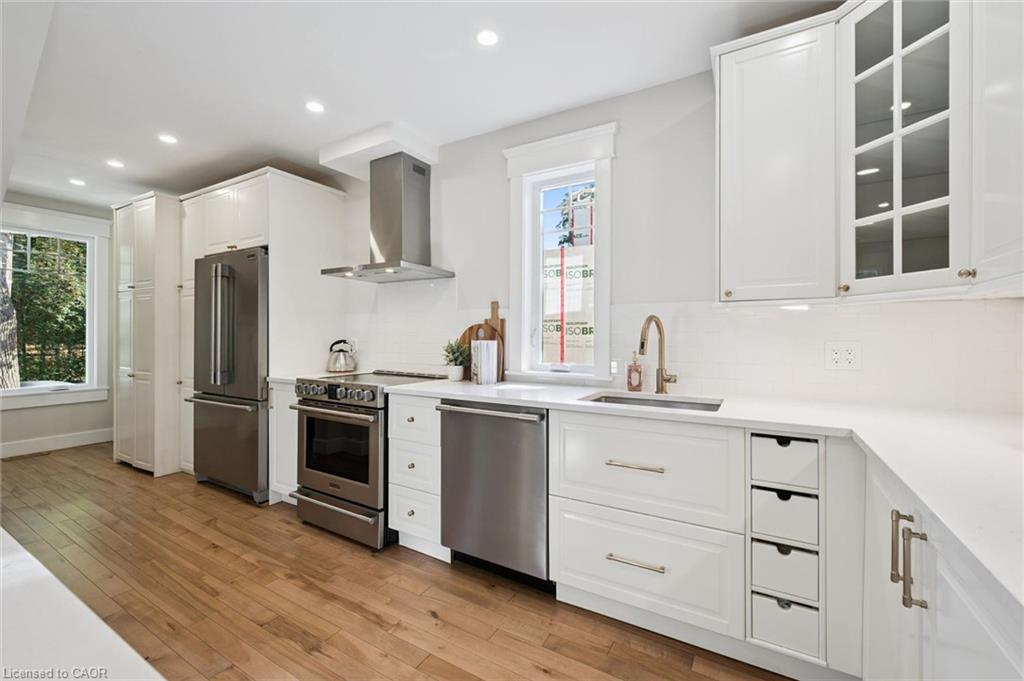 31 James Street W