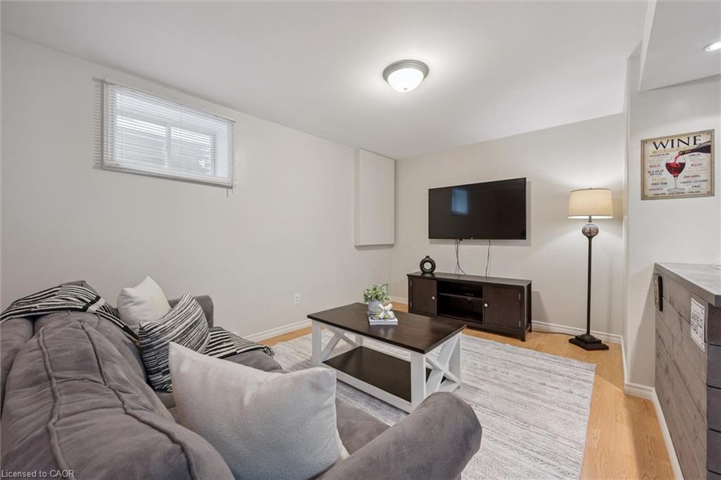 27 Oakridge Crescent