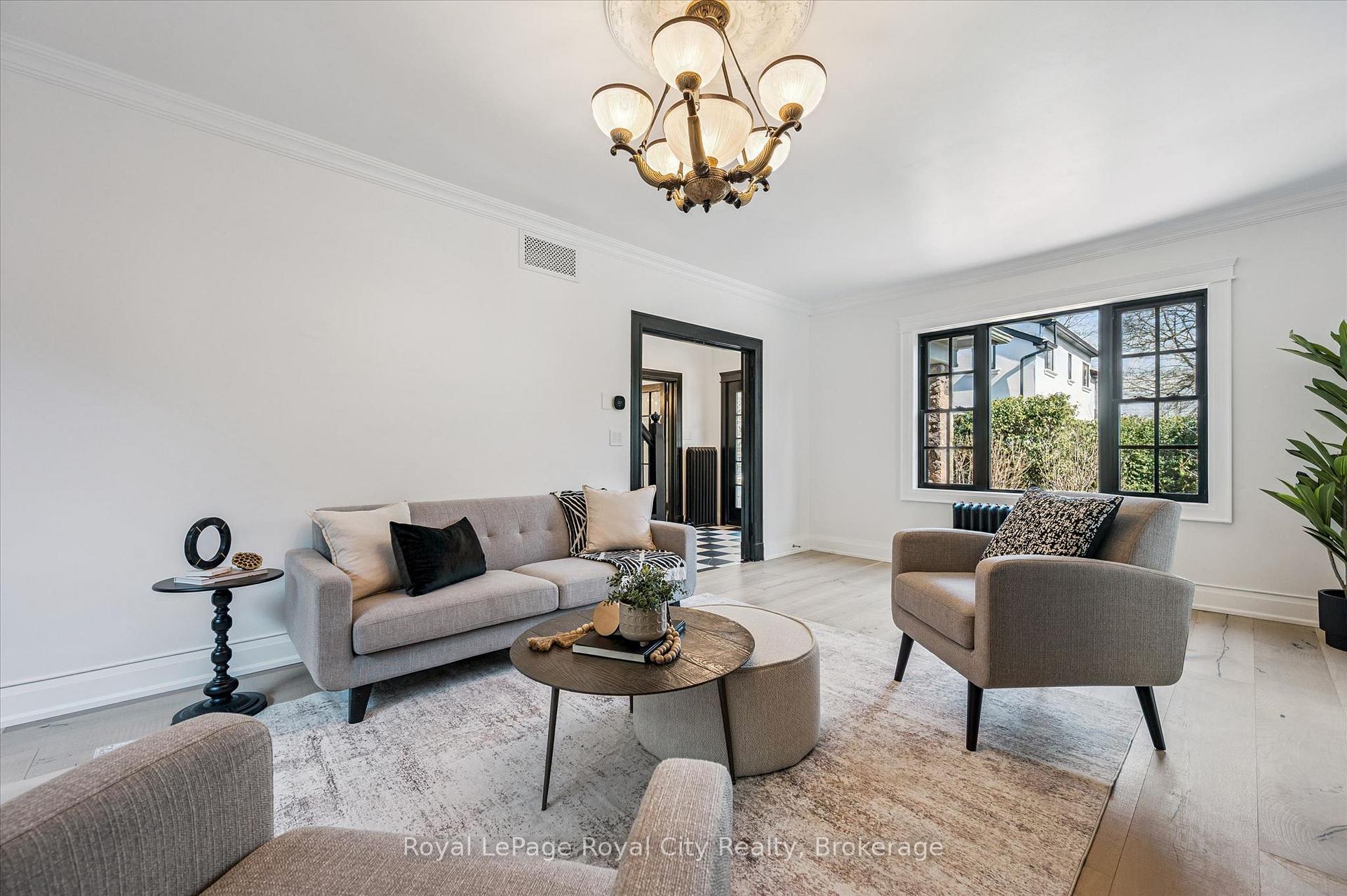 87 University Avenue W
