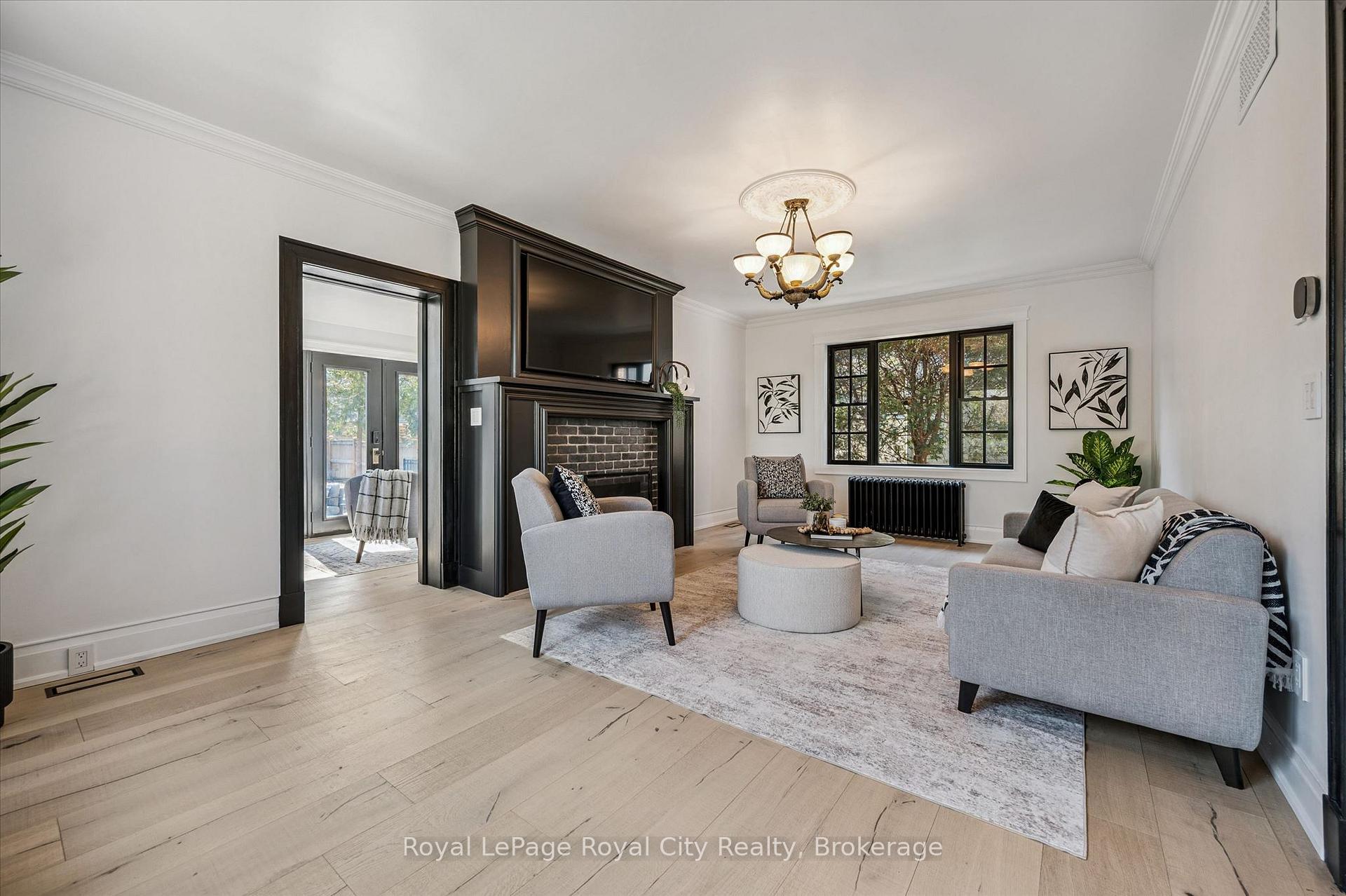 87 University Avenue W
