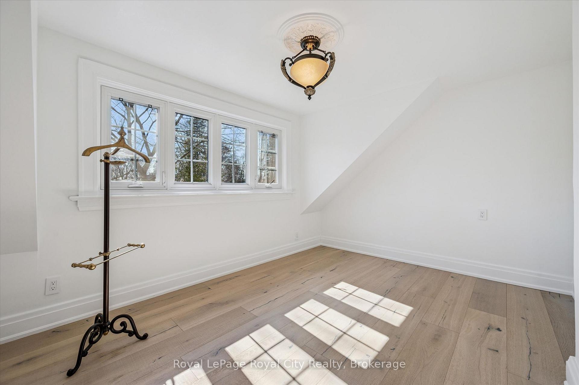 87 University Avenue W
