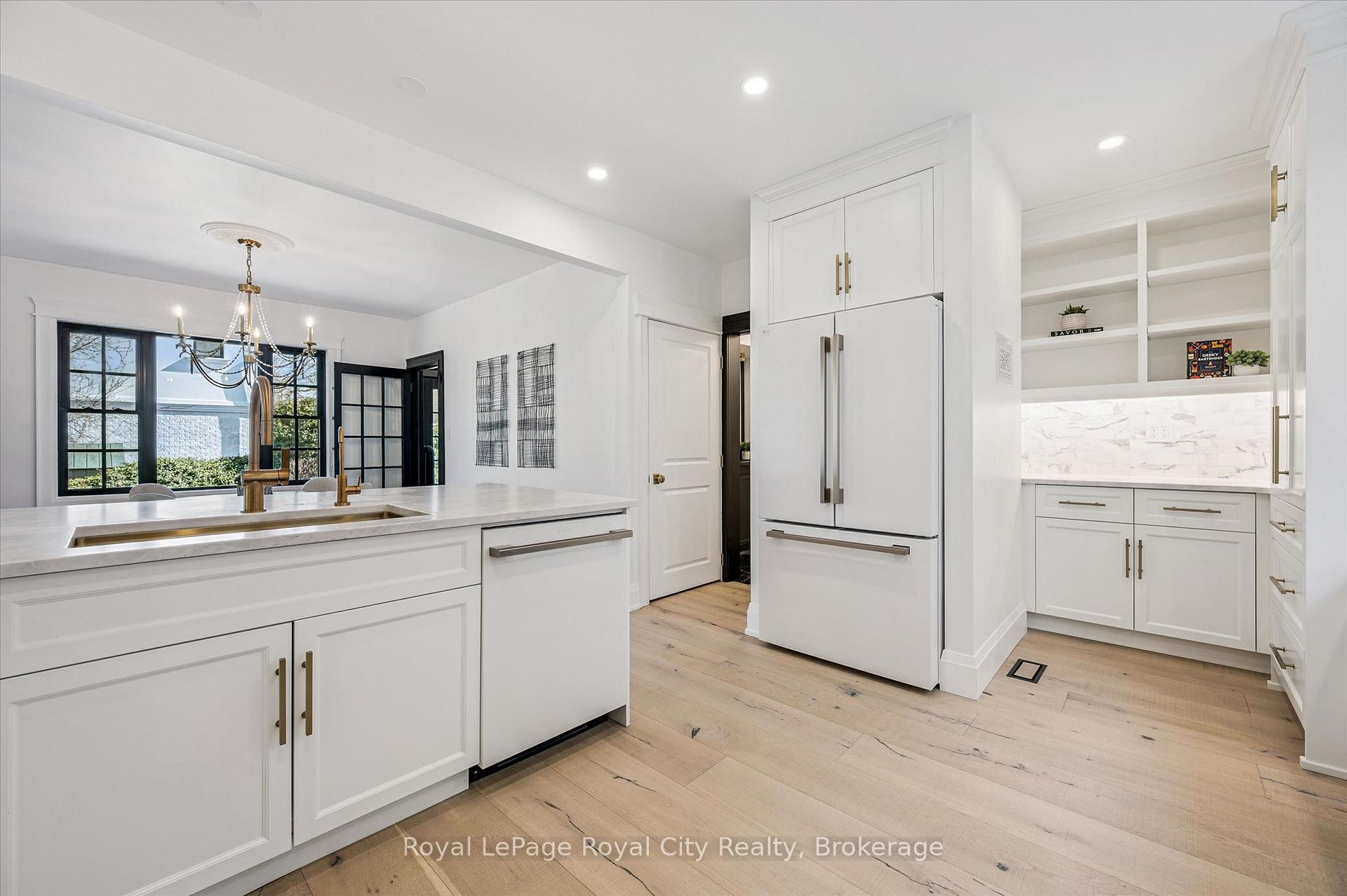 87 University Avenue W