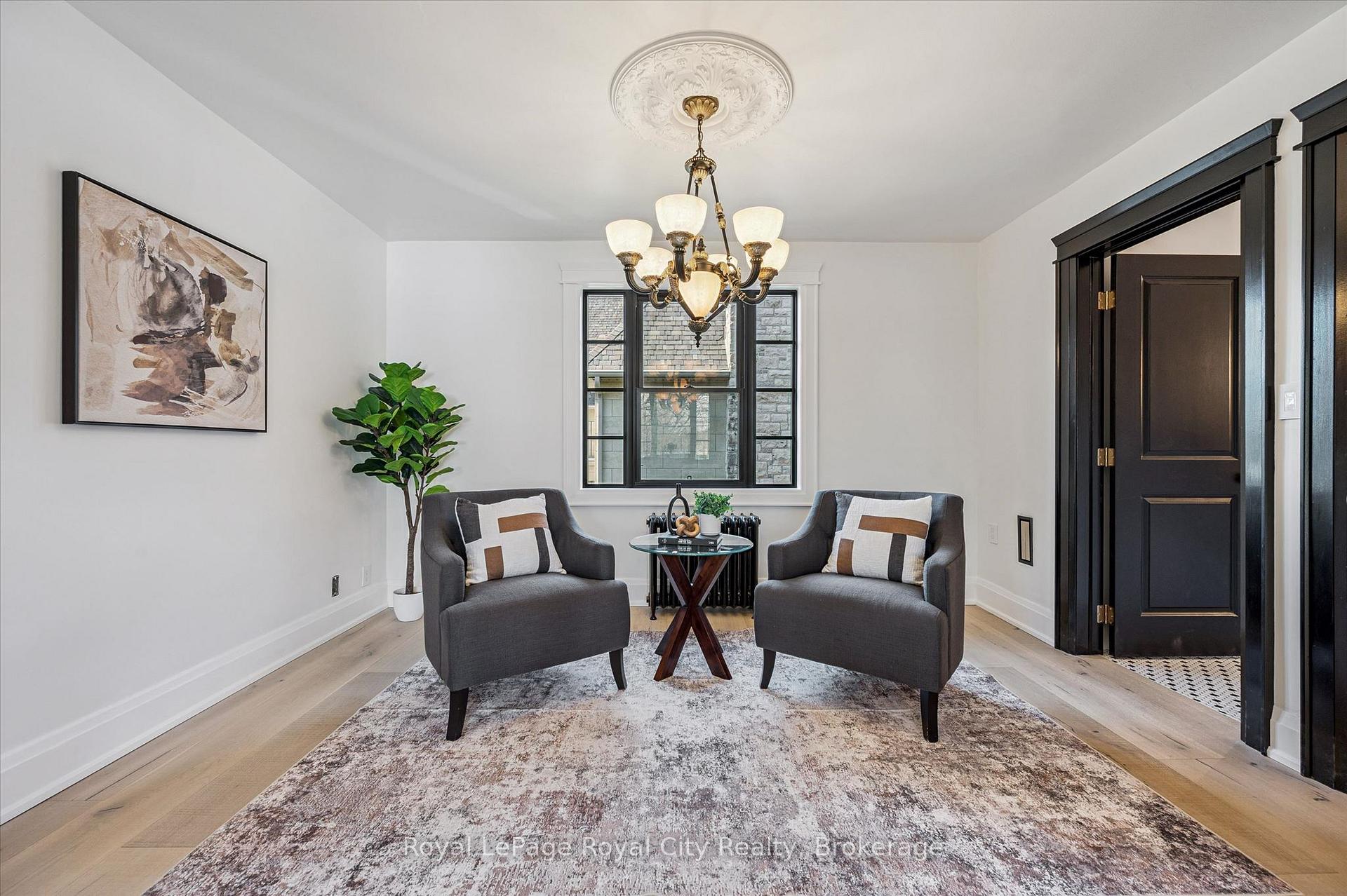 87 University Avenue W