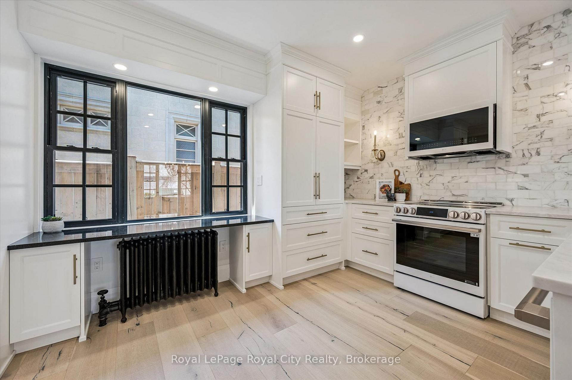 87 University Avenue W