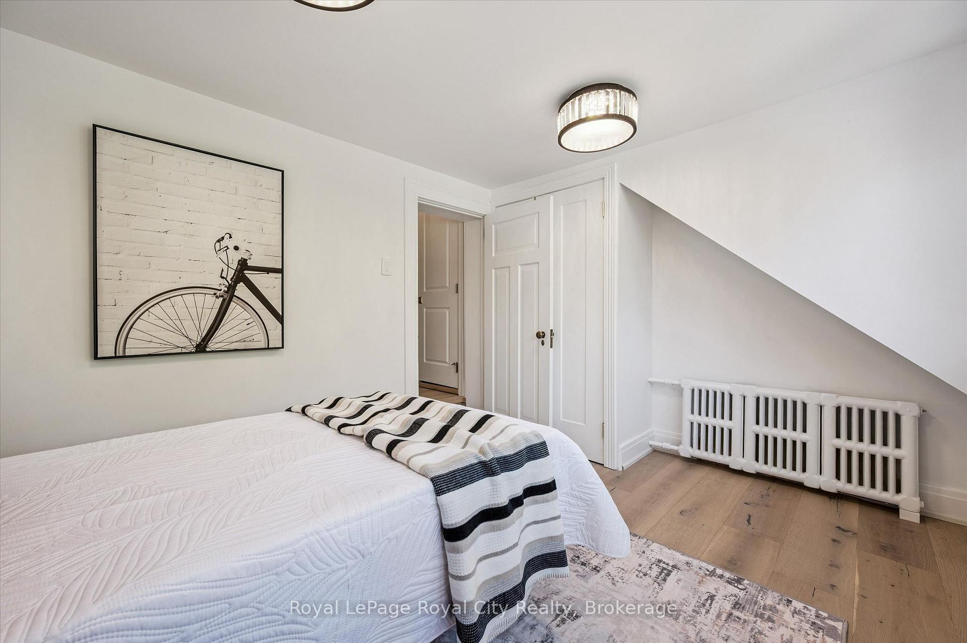 87 University Avenue W