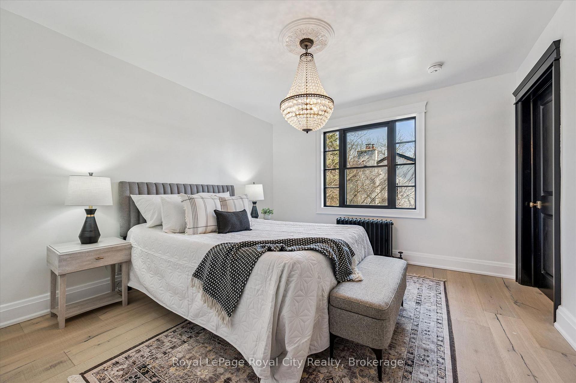 87 University Avenue W