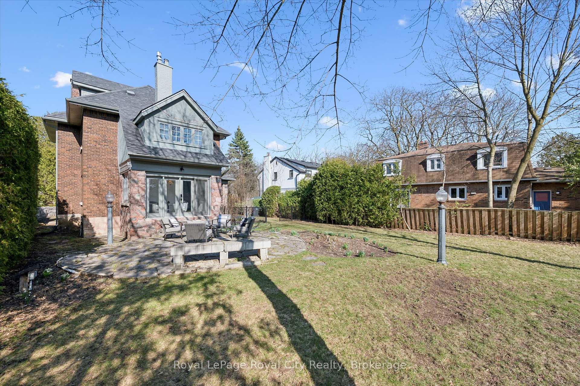 87 University Avenue W
