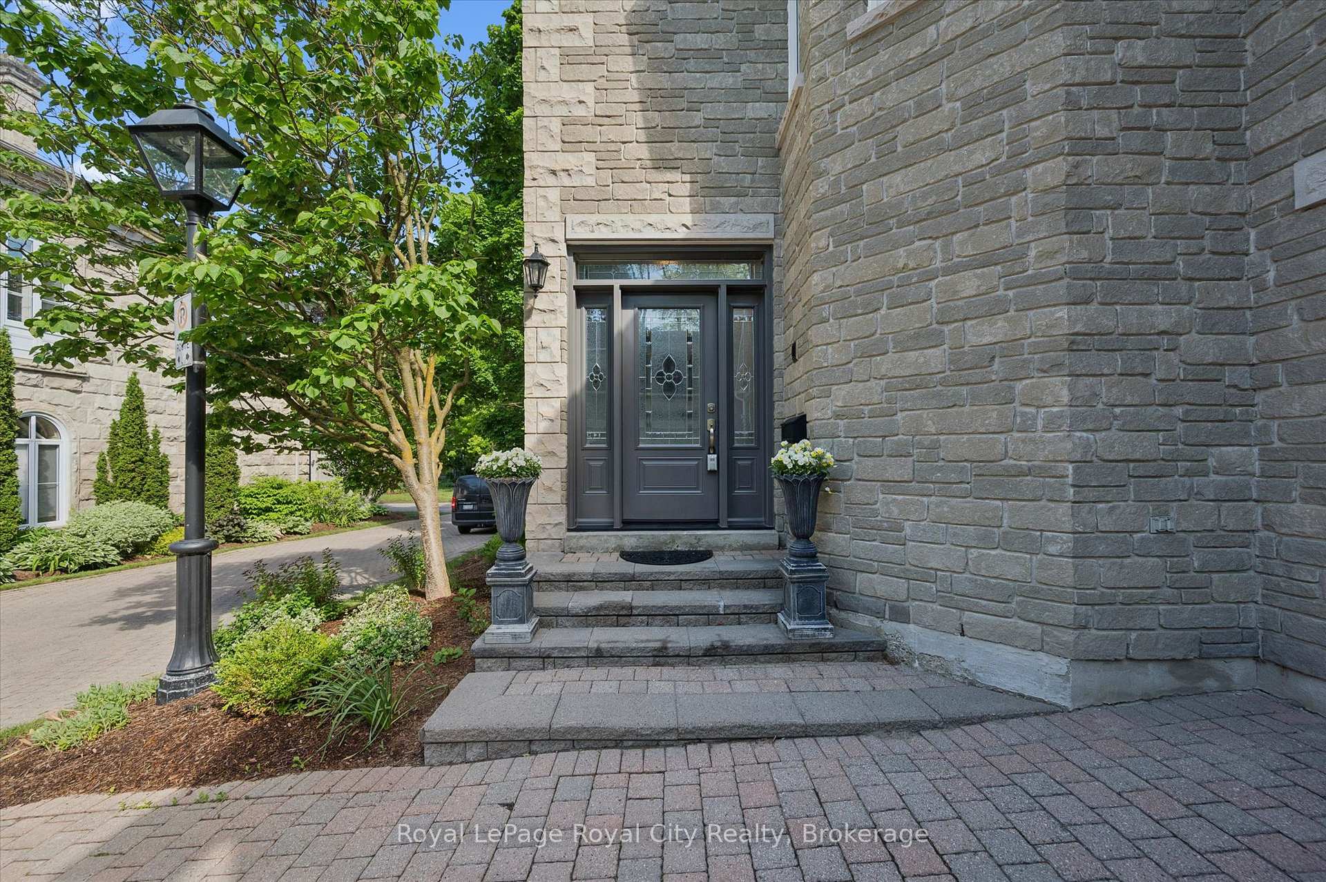 25 MANOR PARK Crescent 11