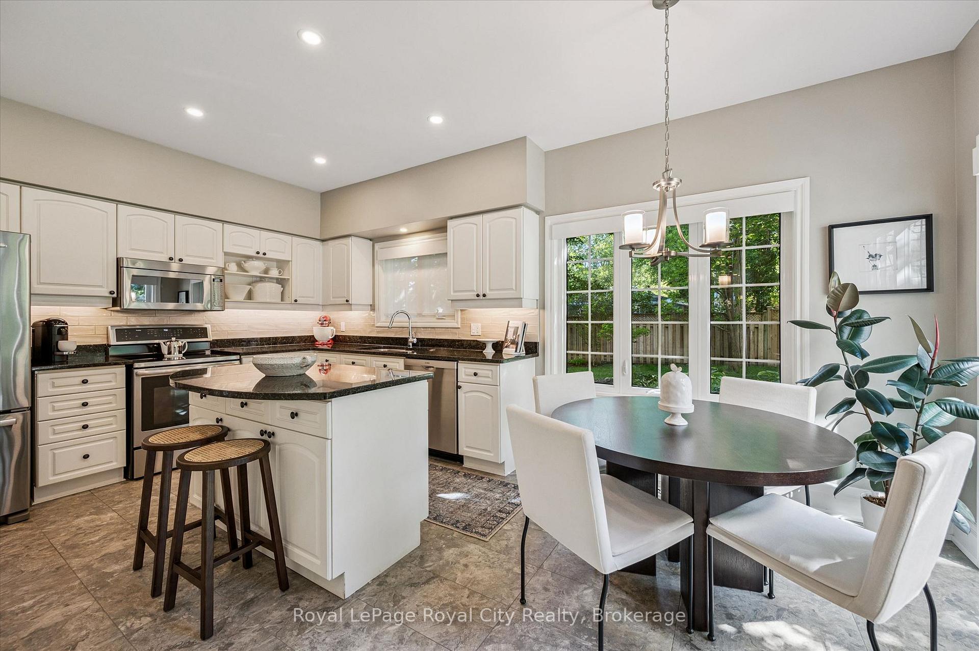 25 MANOR PARK Crescent 11