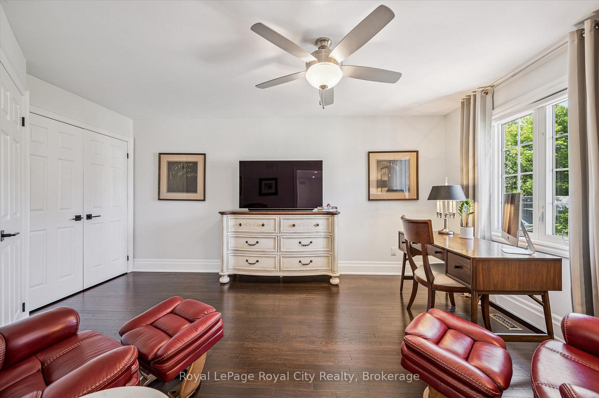 25 MANOR PARK Crescent 11